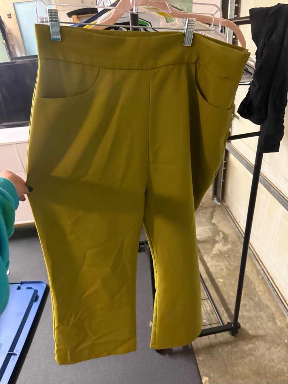 Stretch Pull-On Cropped Pants in Olive Green